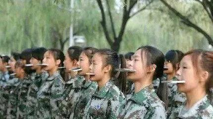 全网吃瓜军训跳舞,军训场上的青春舞动，吃瓜群众纷纷围观